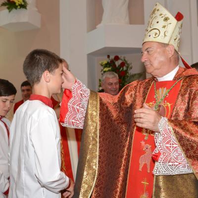 15 iunie: Bacău - "Sfântul Nicolae": Administrarea sfântului Mir