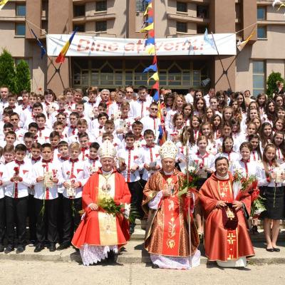 15 iunie: Bacău - "Sfântul Nicolae": Administrarea sfântului Mir