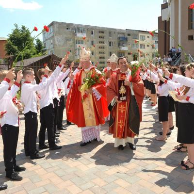 15 iunie: Bacău - "Sfântul Nicolae": Administrarea sfântului Mir