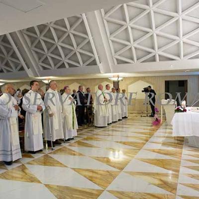 16 iunie: Roma: Credincioşi români prezenţi la sfânta Liturghie celebrată de papa Francisc în "Domus Sanctae Marthae". Foto: "L' Osservatore romano"