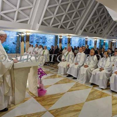 16 iunie: Roma: Credincioşi români prezenţi la sfânta Liturghie celebrată de papa Francisc în "Domus Sanctae Marthae". Foto: "L' Osservatore romano"