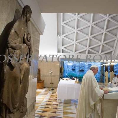 16 iunie: Roma: Credincioşi români prezenţi la sfânta Liturghie celebrată de papa Francisc în "Domus Sanctae Marthae". Foto: "L' Osservatore romano"