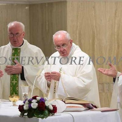 16 iunie: Roma: Credincioşi români prezenţi la sfânta Liturghie celebrată de papa Francisc în "Domus Sanctae Marthae". Foto: "L' Osservatore romano"