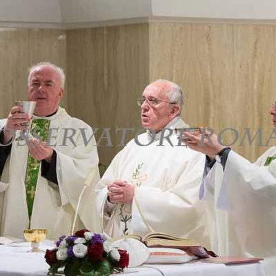 16 iunie: Roma: Credincioşi români prezenţi la sfânta Liturghie celebrată de papa Francisc în "Domus Sanctae Marthae". Foto: "L' Osservatore romano"