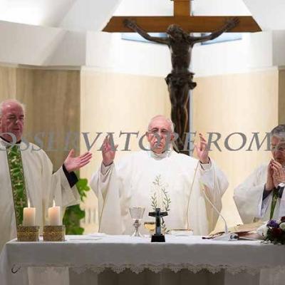 16 iunie: Roma: Credincioşi români prezenţi la sfânta Liturghie celebrată de papa Francisc în "Domus Sanctae Marthae". Foto: "L' Osservatore romano"