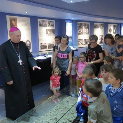 16 iunie: Iugani: "Rămas bun, frumoasă grădiniţă"