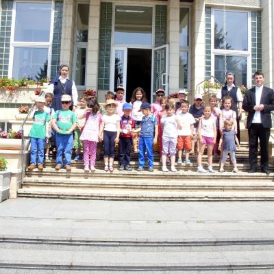 16 iunie: Iugani: "Rămas bun, frumoasă grădiniţă"