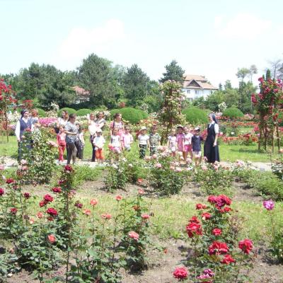 16 iunie: Iugani: "Rămas bun, frumoasă grădiniţă"
