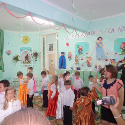 18 iunie: Săbăoani: Rămâi cu bine, grădiniţă!