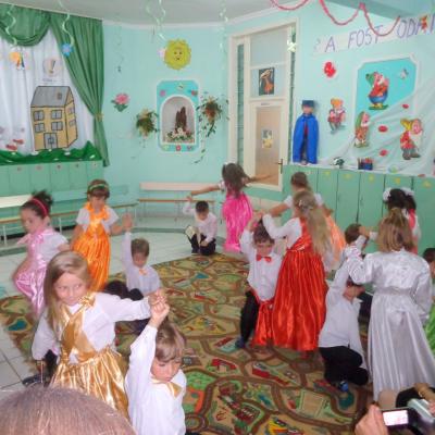 18 iunie: Săbăoani: Rămâi cu bine, grădiniţă!
