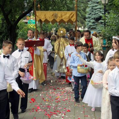 22 iunie: Suceava: Prima Sfântă Împărtăşanie şi procesiune de Joia Verde