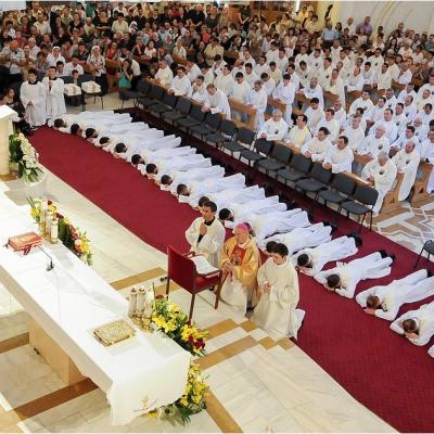 24 iunie: Iaşi: Hirotonirea a 29 de preoţi