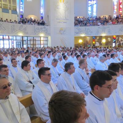 24 iunie: Iaşi: Hirotonirea a 29 de preoţi