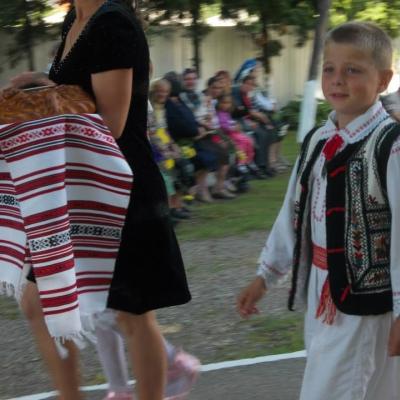 28 iunie: Călugăreni şi Roşiori: Administrarea sfântului Mir