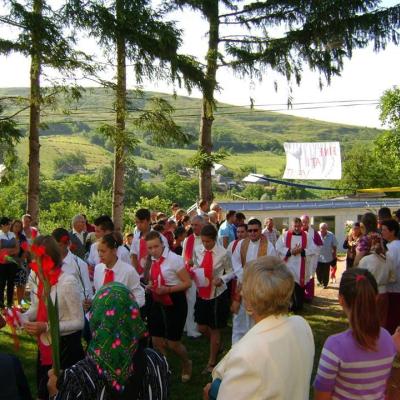 28 iunie: Călugăreni şi Roşiori: Administrarea sfântului Mir