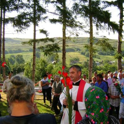 28 iunie: Călugăreni şi Roşiori: Administrarea sfântului Mir