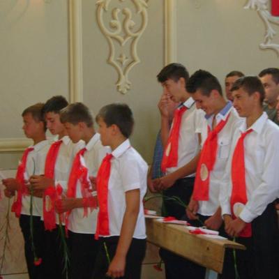 28 iunie: Călugăreni şi Roşiori: Administrarea sfântului Mir