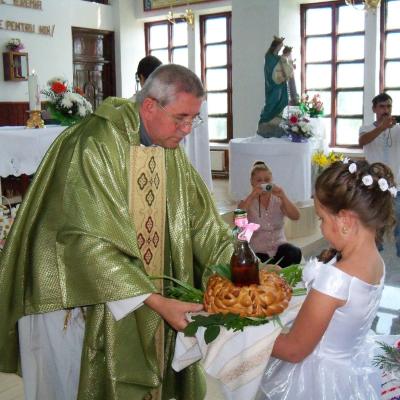 6 iulie: Valea Mică: Prima Sfântă Împărtăşanie