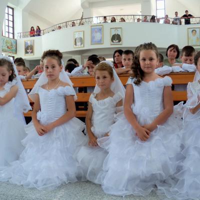 6 iulie: Valea Mică: Prima Sfântă Împărtăşanie