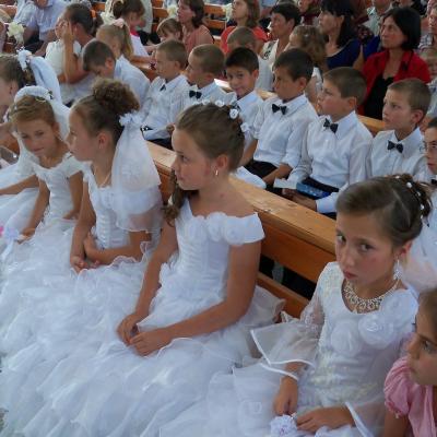 6 iulie: Valea Mică: Prima Sfântă Împărtăşanie