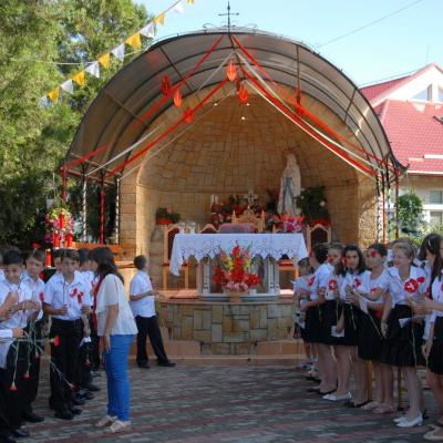 12 iulie: Huşi "Sfântul Anton": Administrarea sacramentului sfântului Mir