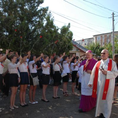12 iulie: Huşi "Sfântul Anton": Administrarea sacramentului sfântului Mir