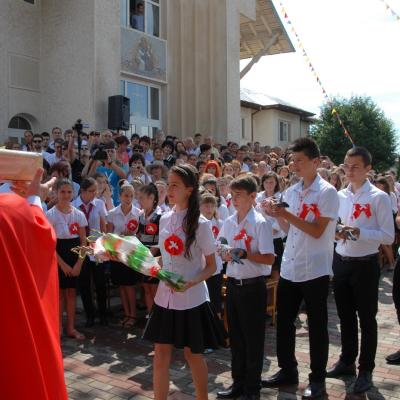12 iulie: Huşi "Sfântul Anton": Administrarea sacramentului sfântului Mir