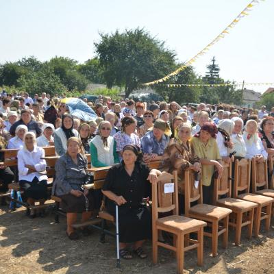 2 august: Hălăuceşti: Sfinţirea capelei mortuare din cimitirul catolic