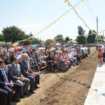 2 august: Hălăuceşti: Sfinţirea capelei mortuare din cimitirul catolic