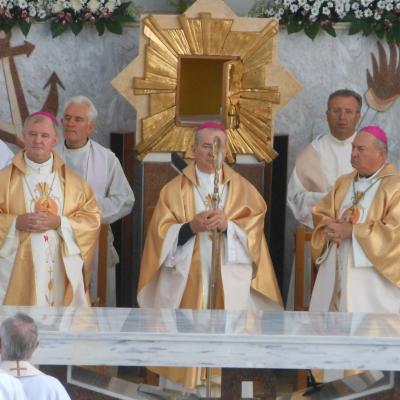 9 august: Satu Nou: Sfinţirea bisericii "Maica Îndurerată"
