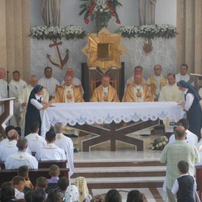 9 august: Satu Nou: Sfinţirea bisericii "Maica Îndurerată"