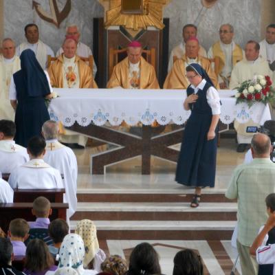 9 august: Satu Nou: Sfinţirea bisericii "Maica Îndurerată"