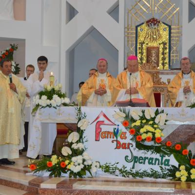 23 august: Bacău: Familia - dar şi speranţă