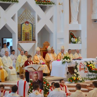 23 august: Bacău: Familia - dar şi speranţă