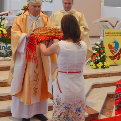 23 august: Bacău: Familia - dar şi speranţă