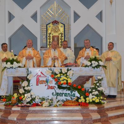 23 august: Bacău: Familia - dar şi speranţă