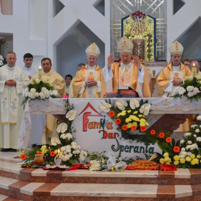 23 august: Bacău: Familia - dar şi speranţă
