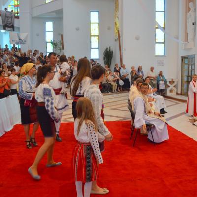 23 august: Bacău: Familia - dar şi speranţă