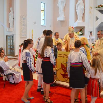 23 august: Bacău: Familia - dar şi speranţă