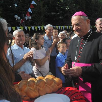 13 septembrie: Bacău "Sfânta Cruce": Sfinţirea bisericii, consacrarea altarului şi hramul comunităţii