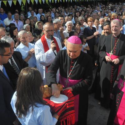 13 septembrie: Bacău "Sfânta Cruce": Sfinţirea bisericii, consacrarea altarului şi hramul comunităţii