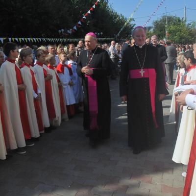 13 septembrie: Bacău "Sfânta Cruce": Sfinţirea bisericii, consacrarea altarului şi hramul comunităţii