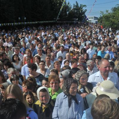 13 septembrie: Bacău "Sfânta Cruce": Sfinţirea bisericii, consacrarea altarului şi hramul comunităţii