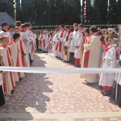 13 septembrie: Bacău "Sfânta Cruce": Sfinţirea bisericii, consacrarea altarului şi hramul comunităţii