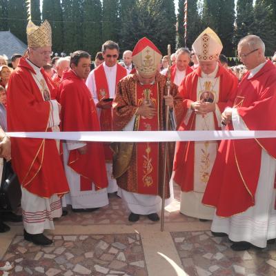 13 septembrie: Bacău "Sfânta Cruce": Sfinţirea bisericii, consacrarea altarului şi hramul comunităţii