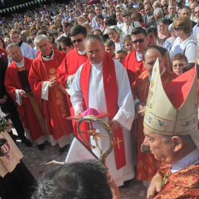 13 septembrie: Bacău "Sfânta Cruce": Sfinţirea bisericii, consacrarea altarului şi hramul comunităţii
