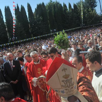 13 septembrie: Bacău "Sfânta Cruce": Sfinţirea bisericii, consacrarea altarului şi hramul comunităţii