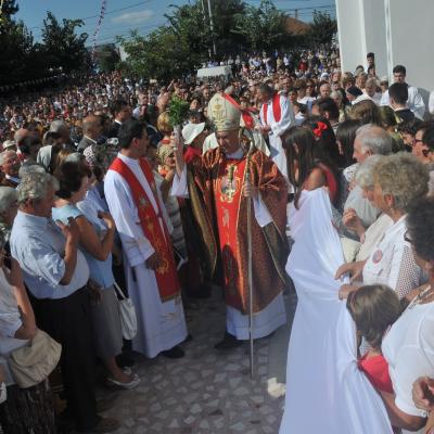 13 septembrie: Bacău "Sfânta Cruce": Sfinţirea bisericii, consacrarea altarului şi hramul comunităţii
