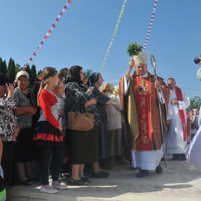 13 septembrie: Bacău "Sfânta Cruce": Sfinţirea bisericii, consacrarea altarului şi hramul comunităţii