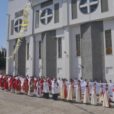 13 septembrie: Bacău "Sfânta Cruce": Sfinţirea bisericii, consacrarea altarului şi hramul comunităţii